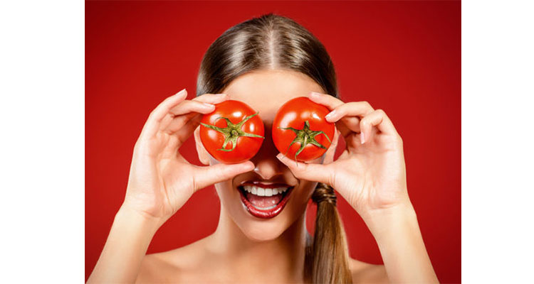 درمان گودی و سیاهی زیر چشم با گوجه فرنگی