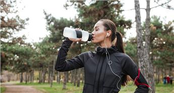 بررسی اهمیت نوشیدن آب هنگام ورزش و عوارض نخوردن آن